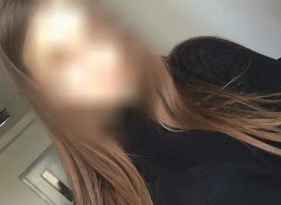 Ela, 24