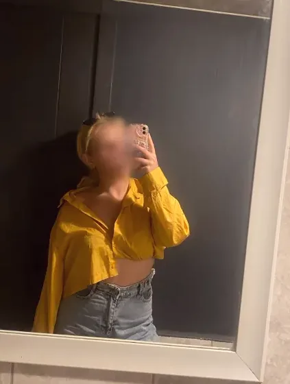 Nicole, 23