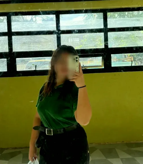 Nina, 19