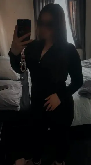 Zeynep, 25